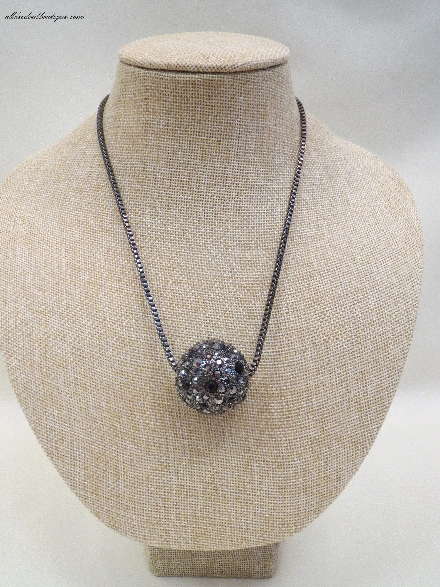 ADO | Grey/Black Necklace with Pendant