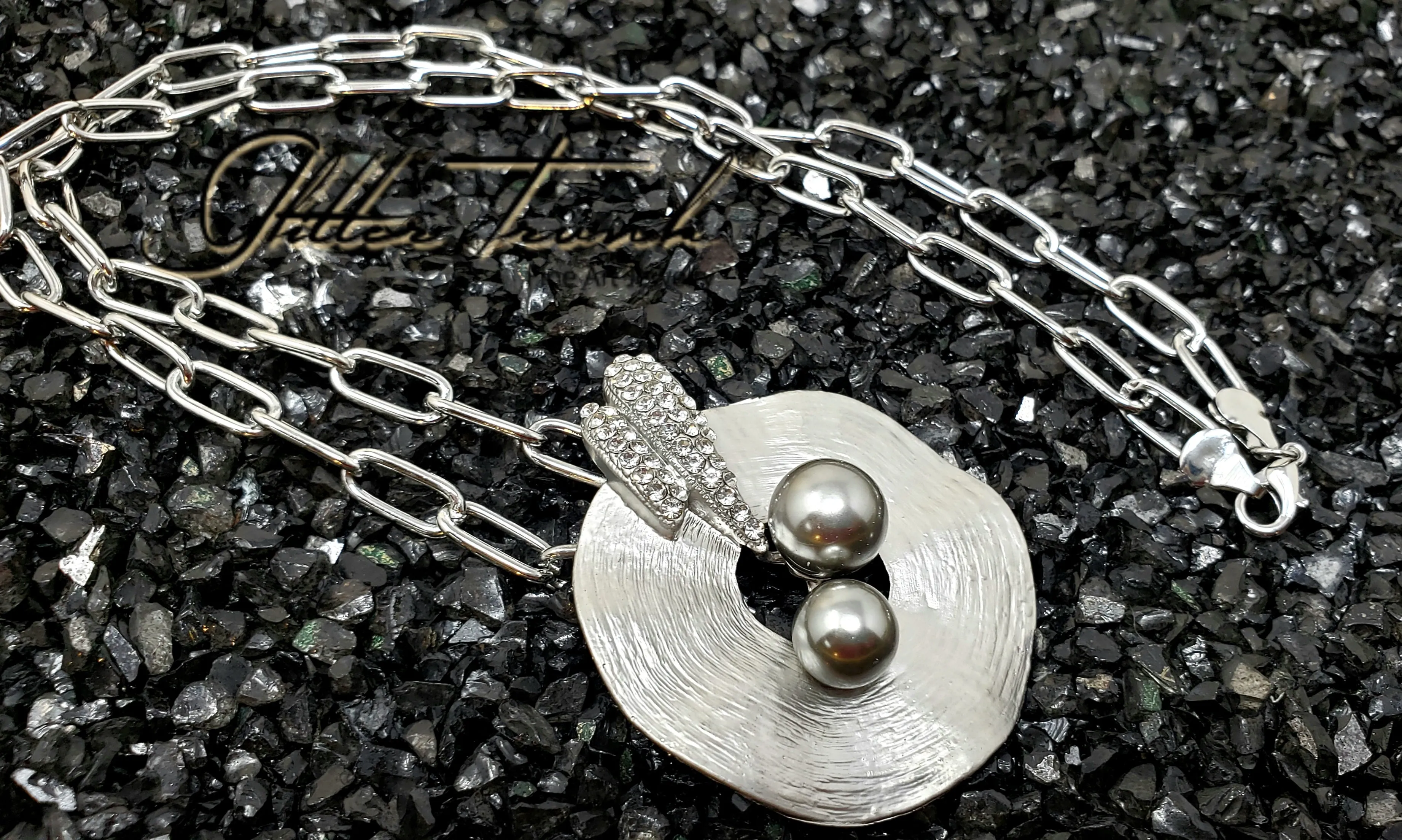 Alia Black Pearl n metal Brooch Rhinestone