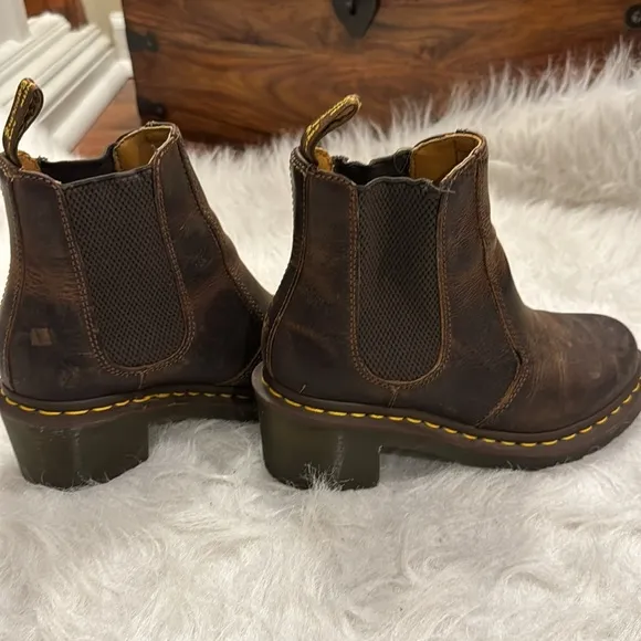 Dr.Martens Chelsea boot size 5 children pre-owned.