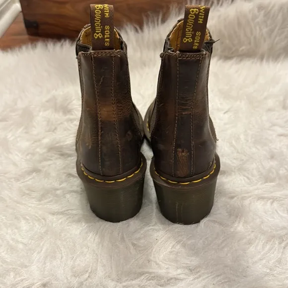 Dr.Martens Chelsea boot size 5 children pre-owned.