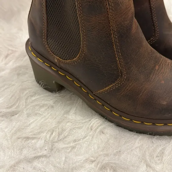 Dr.Martens Chelsea boot size 5 children pre-owned.