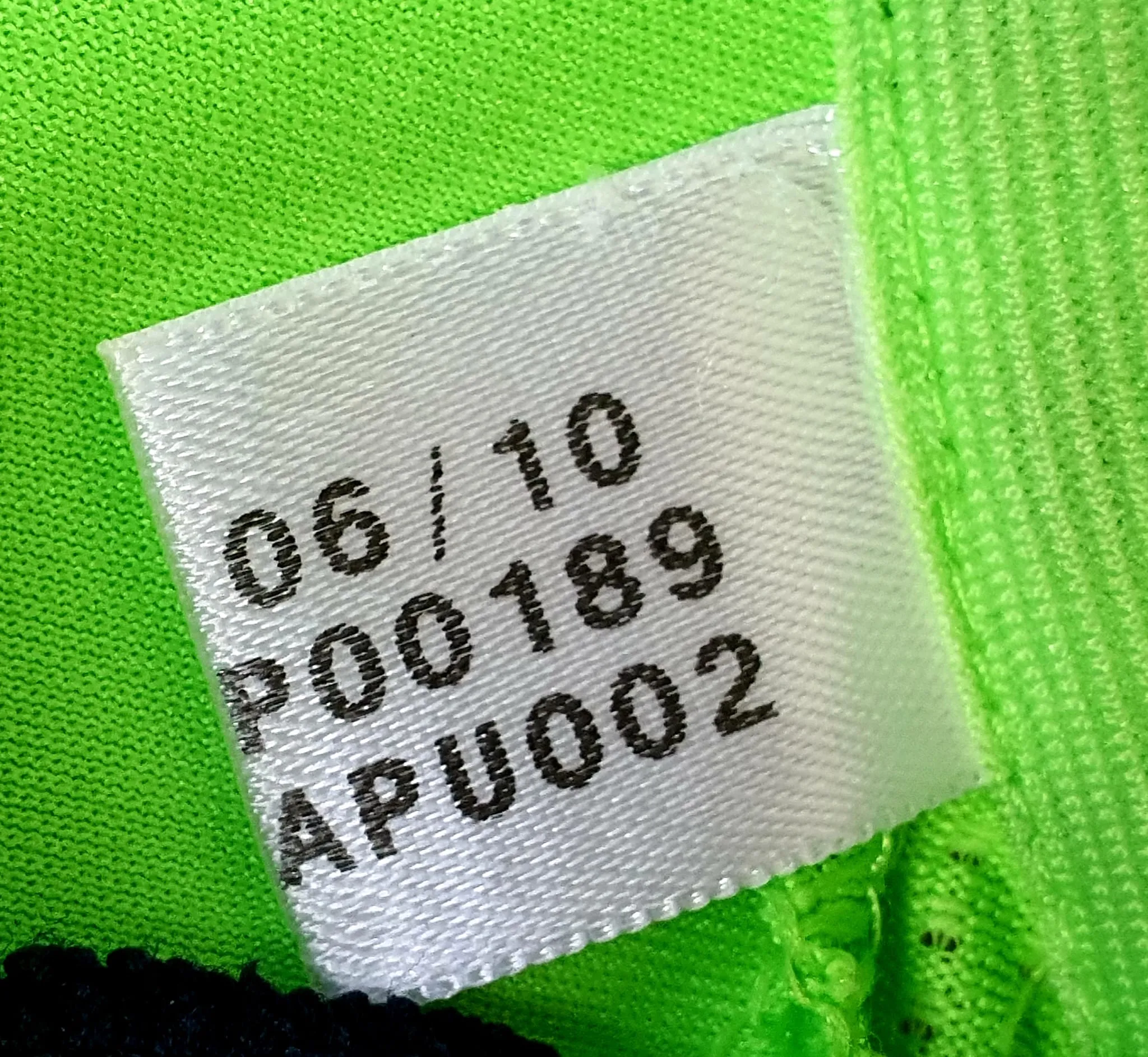 ENGLISH PREMIER CHELSEA 2010-11 UEFA CUP QUARTER -FINALS THIRD SHIRT LARGE / CODE # P00189   SOLD OUT!!!