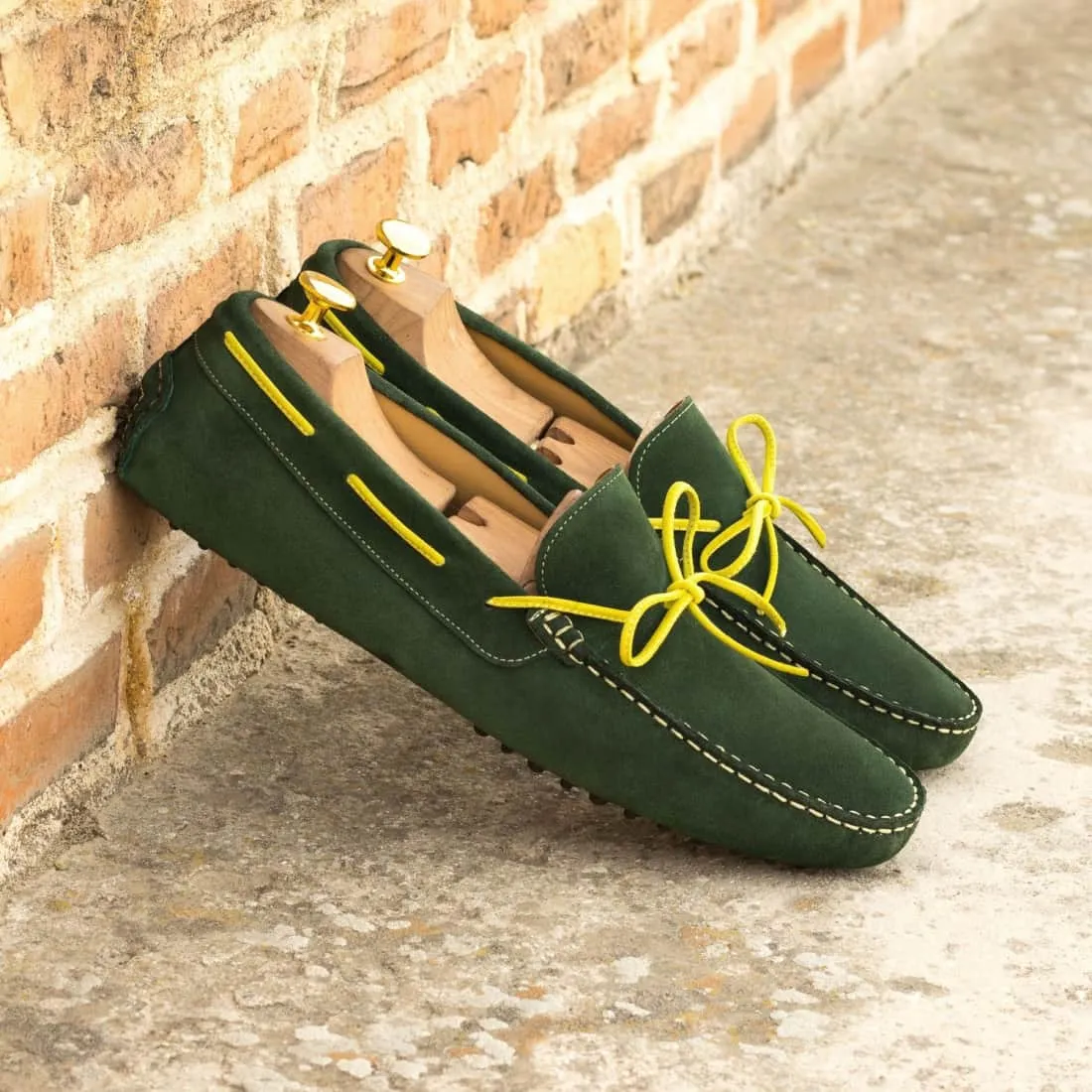Mocassin Driver en daim vert foncé avec lacet jaune