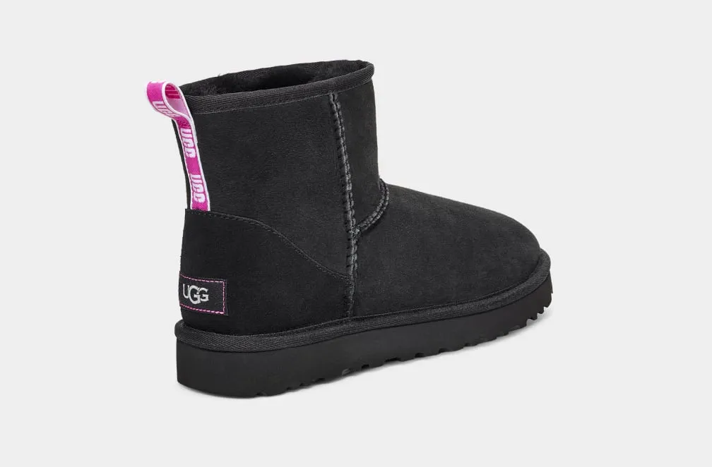 New UGG Women's Classic Mini II Graphic Logo Boots Black, Sz 7! NOTE: Inner side of right boot 2" stitch has come apart by sole of boot may be able to glue together!