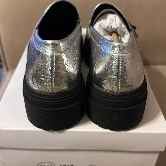 NIB The Drop Women's Ryan Lug Sole Loafer silver metallic size 9 women’s