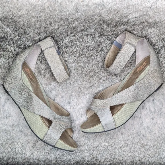 OTBT Hobart Wedge Tooled Leather Sandal Grey Women's 9
