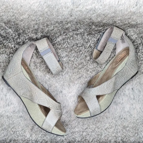 OTBT Hobart Wedge Tooled Leather Sandal Grey Women's 9