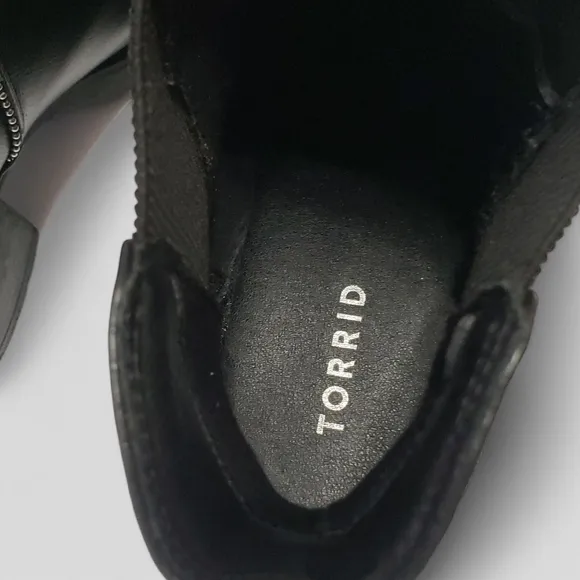 Torrid Chunky Lug Heel Chelsea Boot Sz 9WW Black Platform Studded Goth Moto