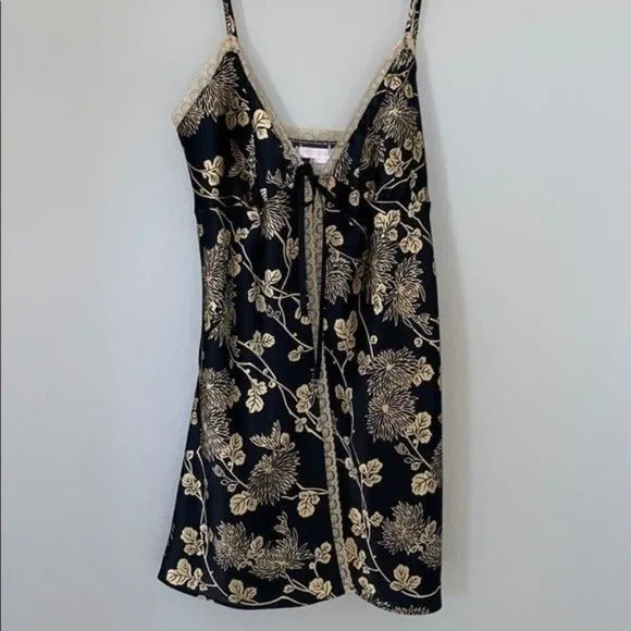 Victoria's Secret VERY SEXY Lace Trim Satin Slip Flyaway Medium